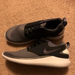 Size 8 Men’s Nike Tennis Shoes (never worn)